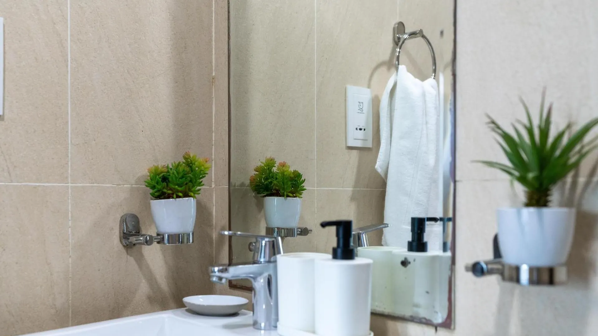 White Sage - Gorgeous Apartment In Jlt Near The Metro Station Dubai 0*,  United Arab Emirates